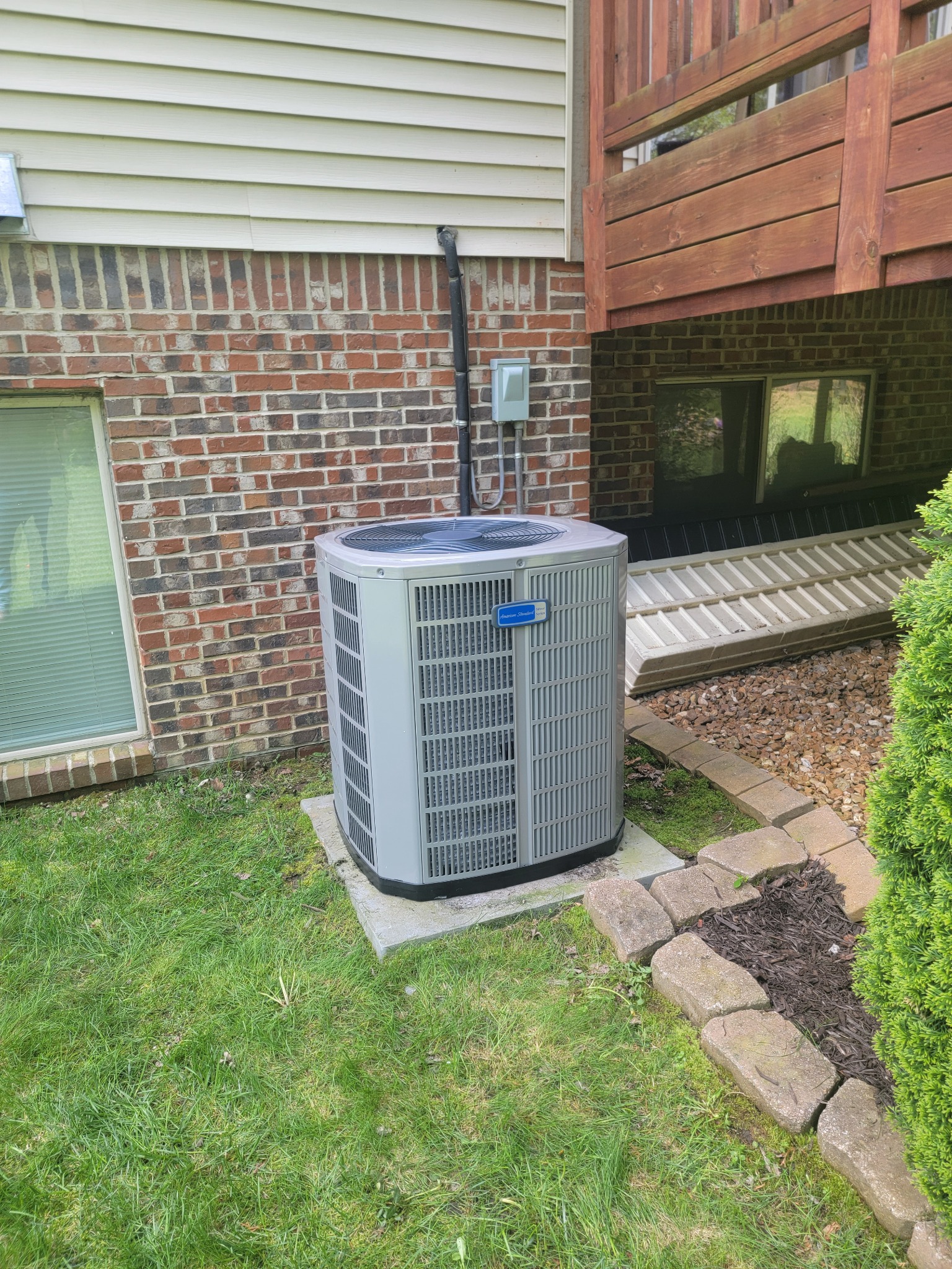 Residential air conditioning condenser installed by EMH Mechanical
